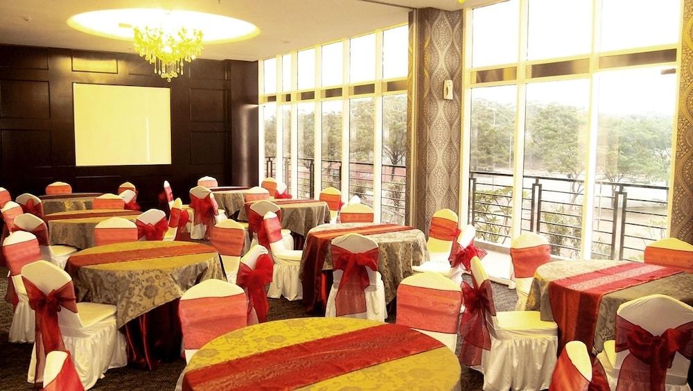 Sapphire Sky Hotel & Conference Serpong Exterior photo